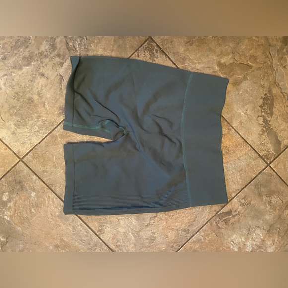 Forever 21 ribbed workout shorts - Picture 2 of 3